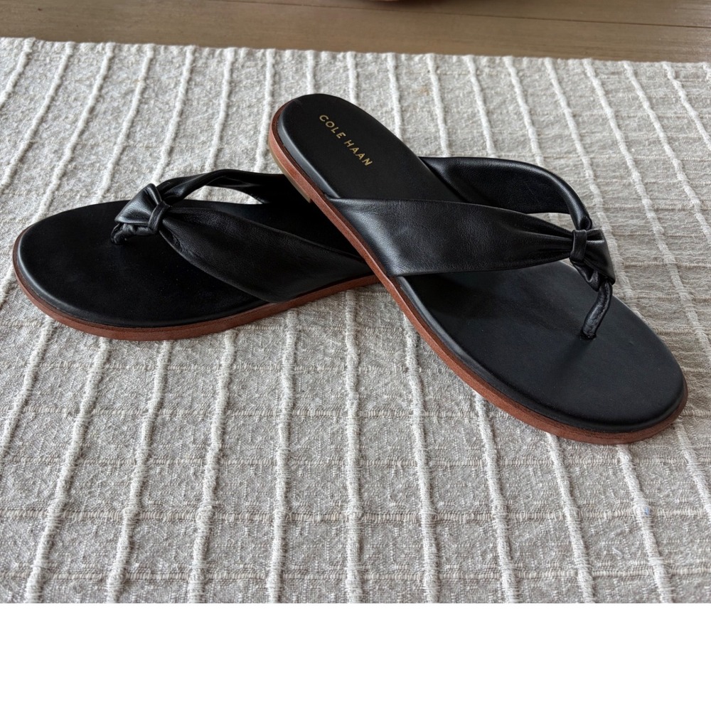 Cole Haan Fiona Thong Sandals in black leather knot detail on toe, size 8.5